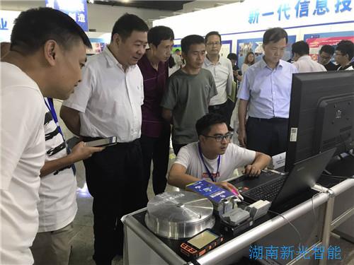 雙創(chuàng)活動周期間，湖南省發(fā)改委省黨組成員、副主任卓群參觀新光智能井蓋